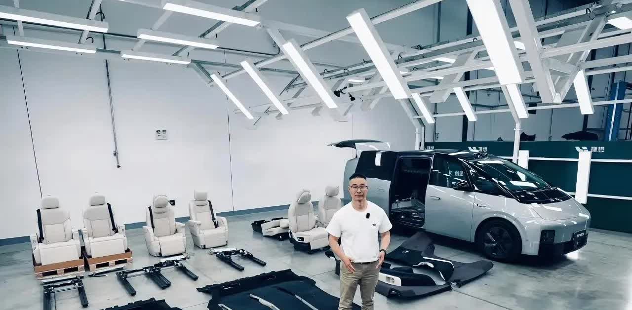 来喽来喽，老款理想MEGA的第二排座椅更换即将落地啦。新款MEGA那超棒的旋
