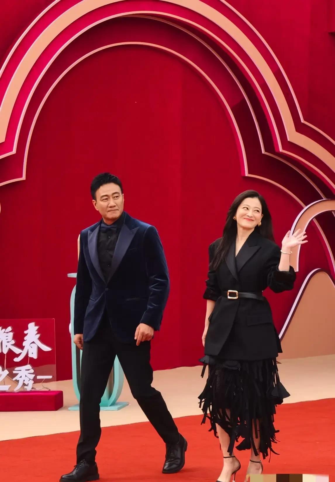 别再盯着那些流量明星了。看看70岁的董明珠在干什么，你可能会背后一凉。当一众