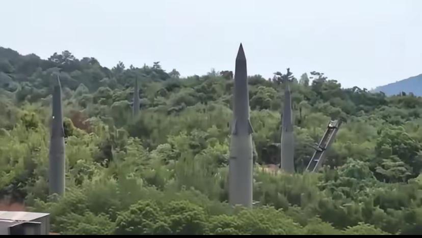 东风17四弹齐射！有关国家若敢开火，第一次发射即是最后一次。美日菲想用"导弹链