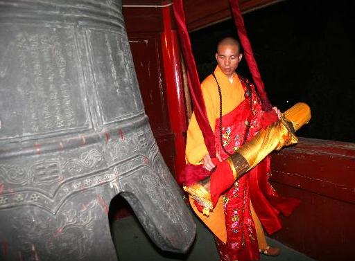 印乐法师挺住吧！接管少林寺比西天取经还难。白马寺他规定：不干活没饭吃；和尚必
