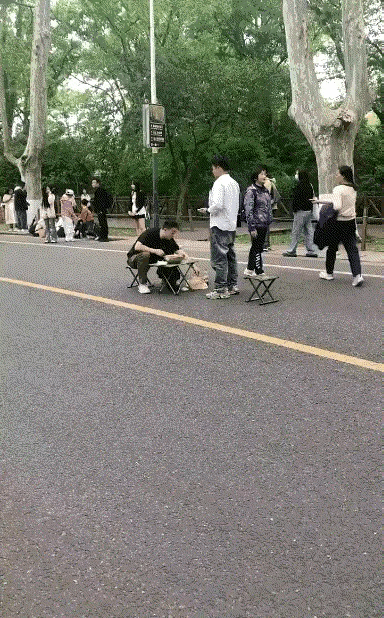 好歹也摆边边上啊，路中间是什么鬼
