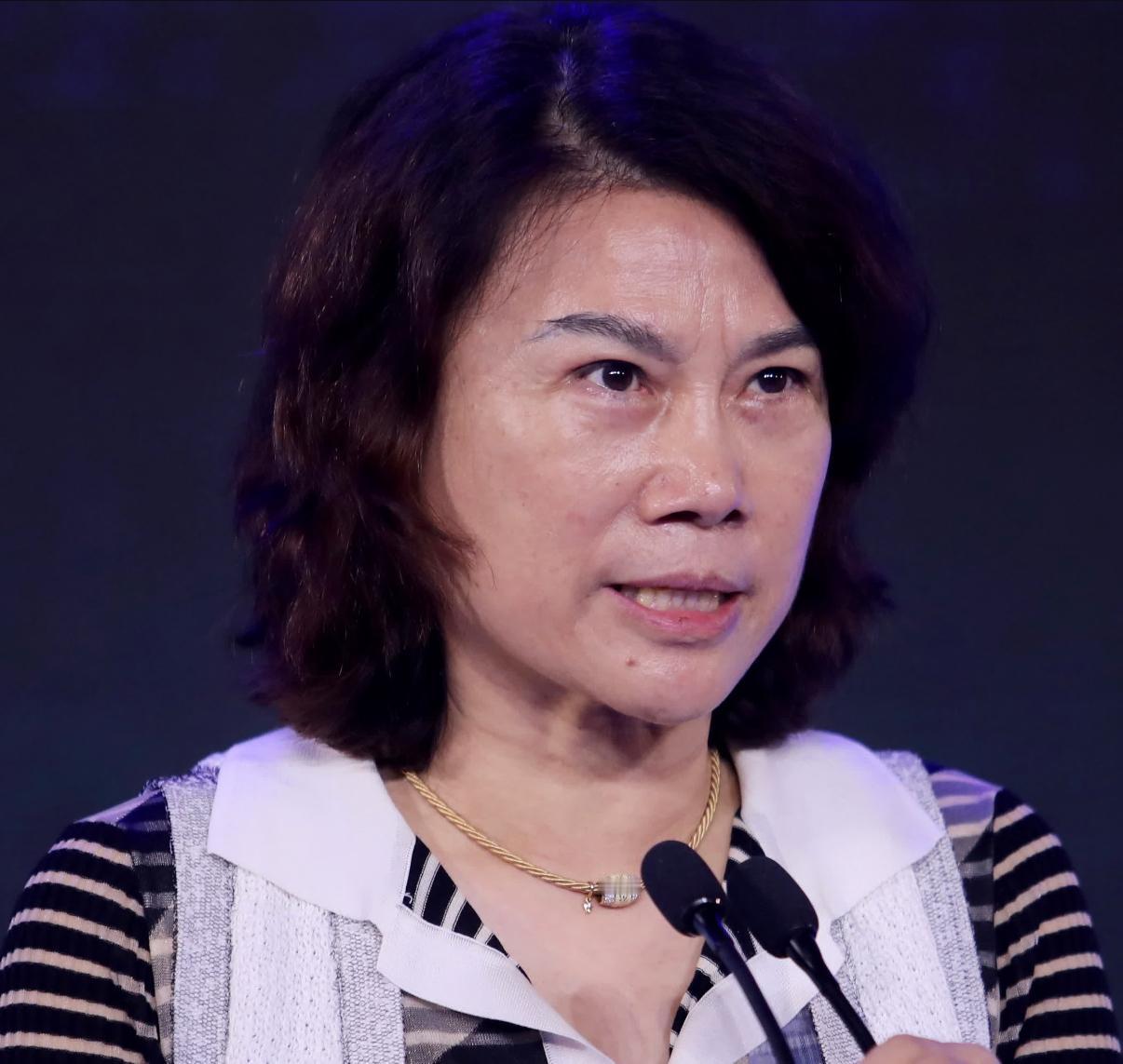 洋墨水洗不掉傲慢，真本事必须接地气。最近职场上发生了一件让人哭笑不得的事：某