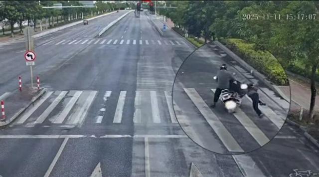 广西一摩托车闯红灯撞倒老人, 留下100元了事? 交警: 全责!