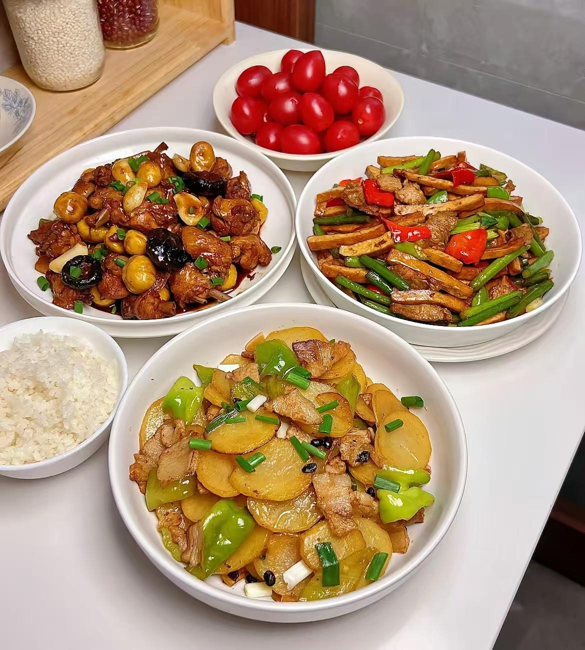 一个喊我大姨，一个喊我大姑，可是我真的会偏爱我侄子多些。一点不掺假的说，我打心眼