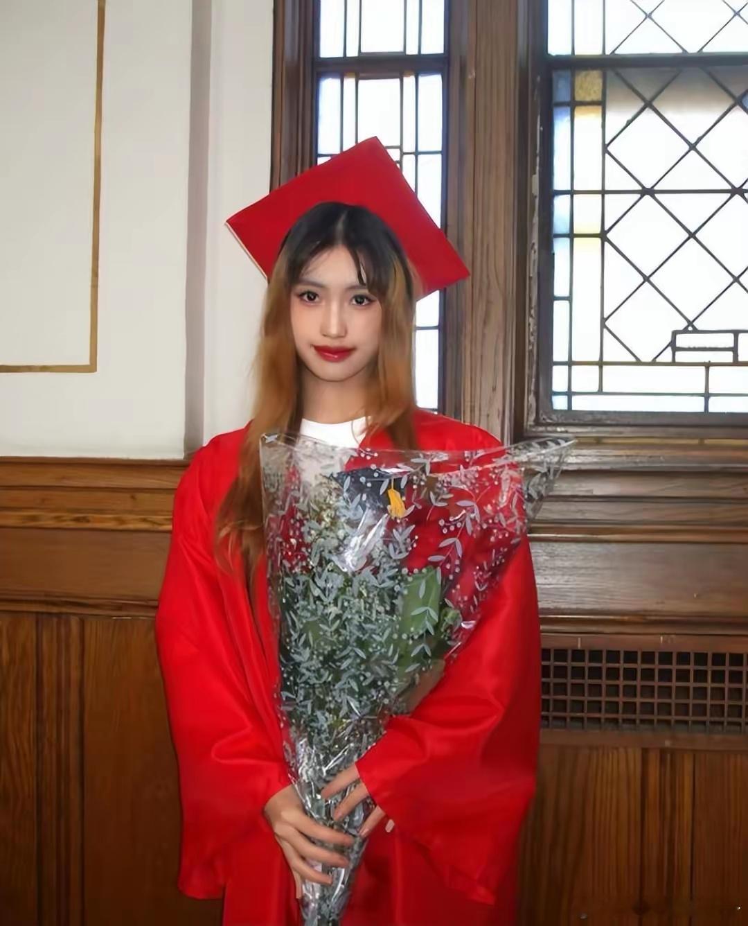 冯小刚女儿徐朵高中毕业，徐帆穿新中式上衣到现场，母女情深！！！​​​