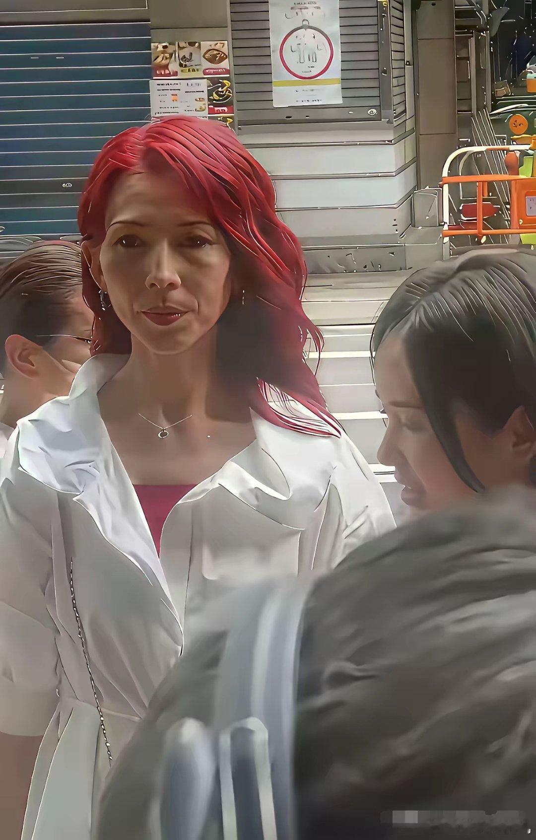 蔡少芬，那个高高在上华丽丽的皇后娘娘，怎样突然就衰老的这样呢？真是让人惊讶。一头