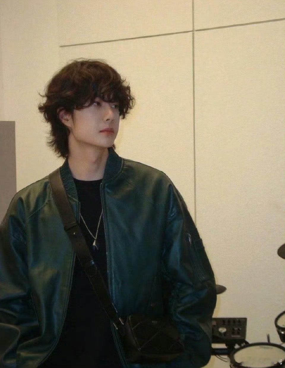 王一博卷毛发型简直就是韩漫欧巴谁懂宽肩小头老公级别的