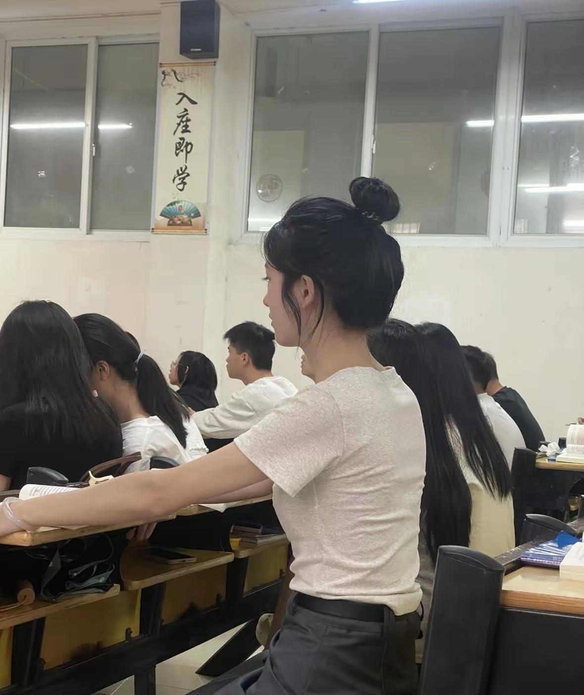 吓人了，这是在教室！2026年5月9日，华南理工大学某学院上课期间，一名男生利用
