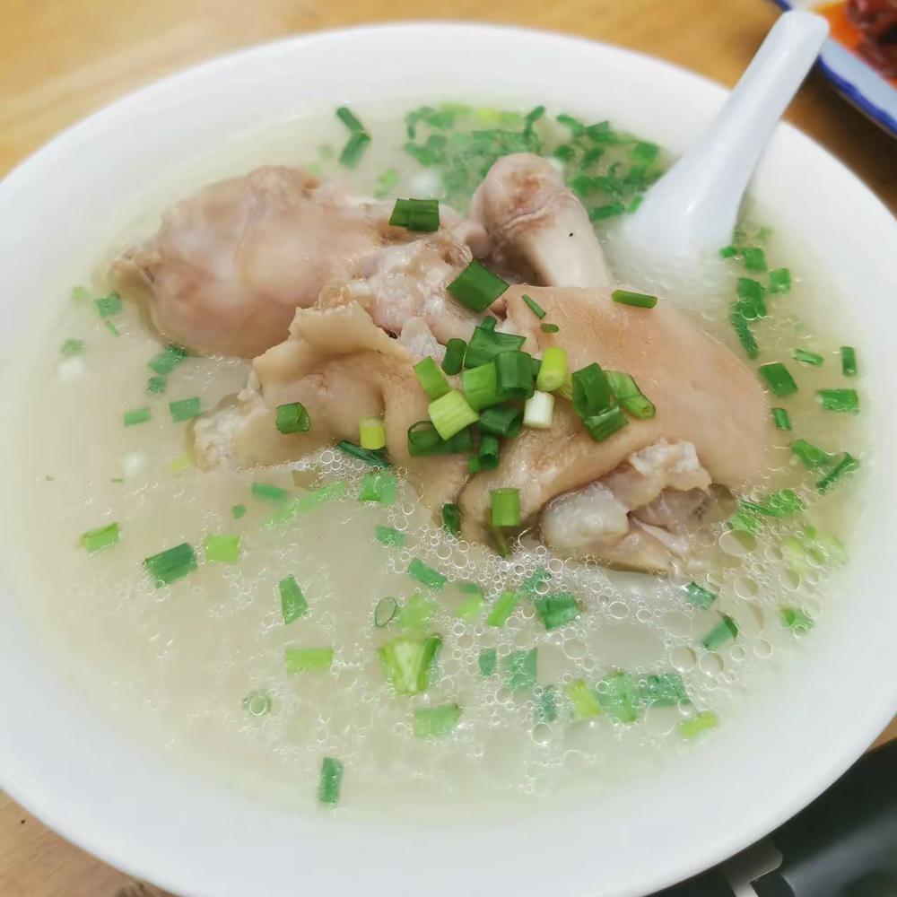 这家老板被称为重庆蹄花皇帝，开的一家蹄花馆是地地道道重庆老字号，91年开业至今，