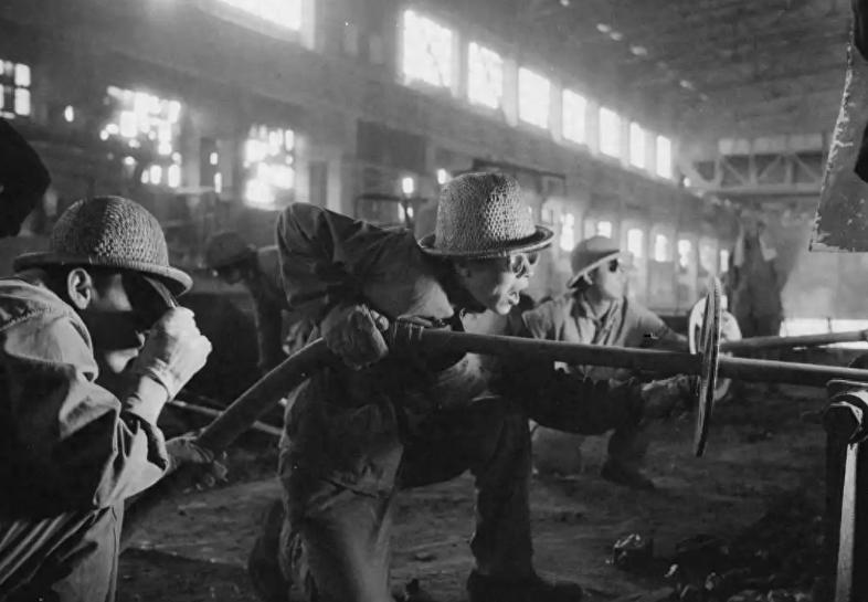 为啥咱们不能全民皆兵？看看当年（1958年），一个首钢就能拉出13个团，总兵力四