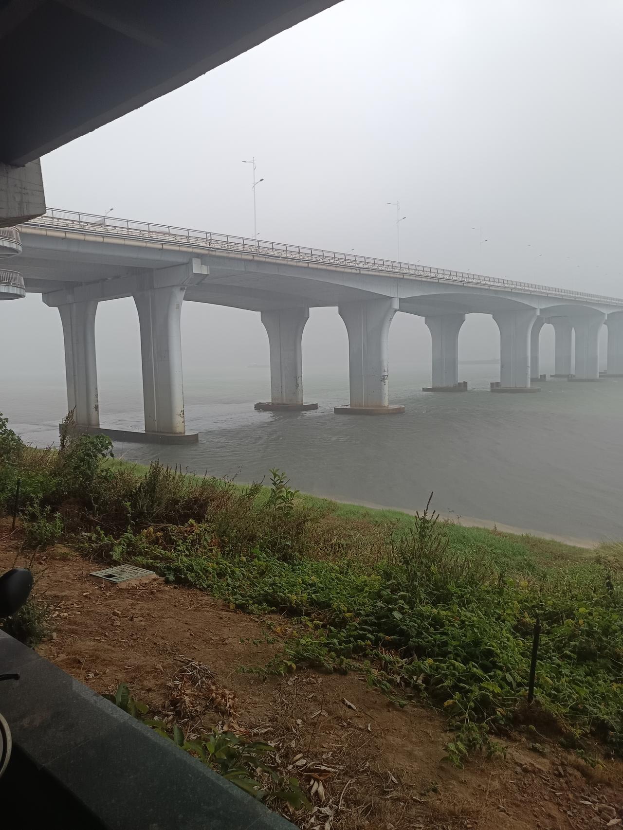 我终于知道为什么这么大雨我依然站在大桥的下面你敢相信吗？同样这么大雨，