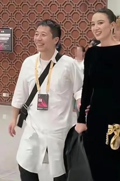 宋佳的丈夫比宋佳小七岁，一九八八年出生，现在是一个导演。王伟身高应该一米七五，