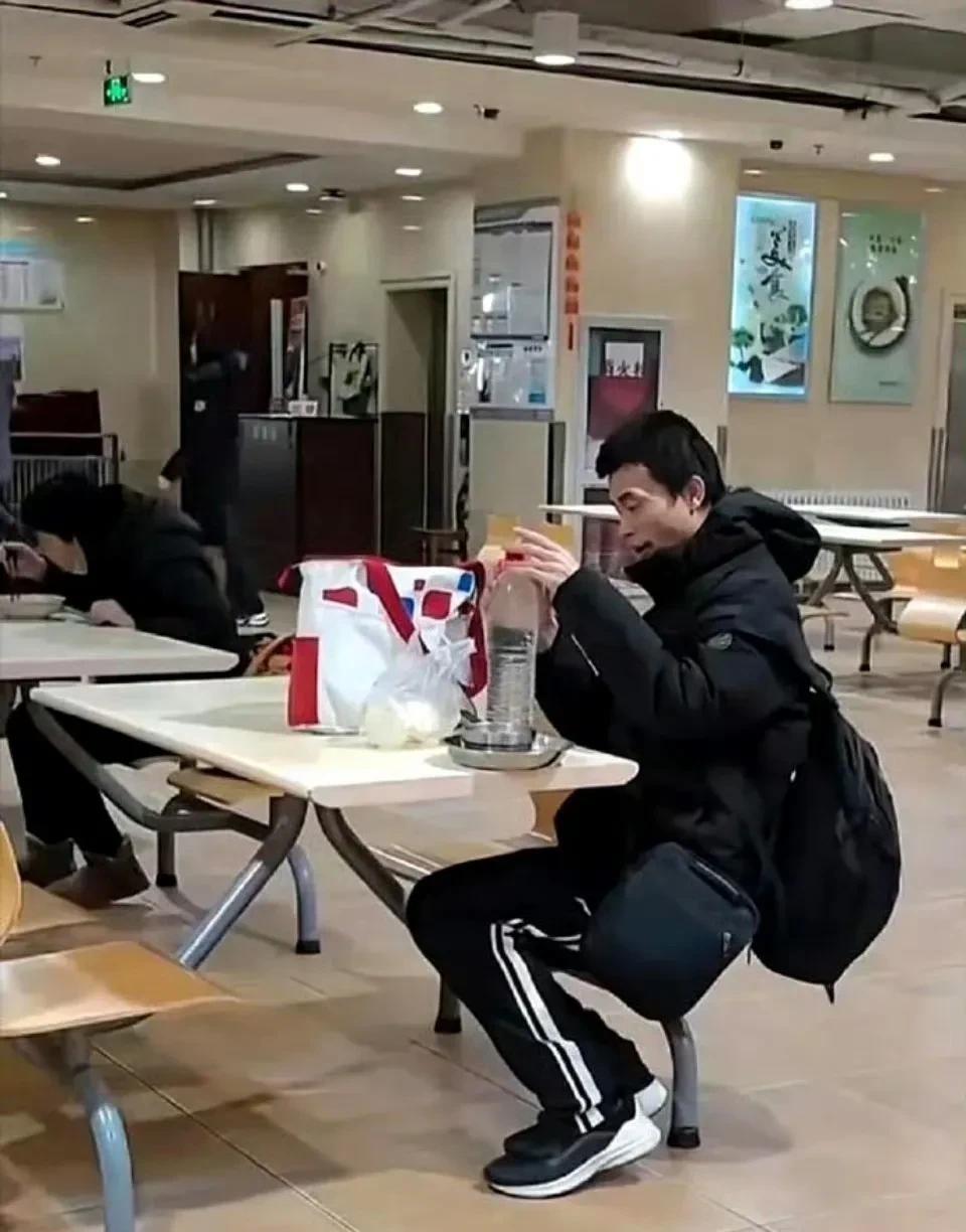 北大的韦神，年薪60万，可生活却朴素到让人难以想象。据他伯父说，他一个月花费竟
