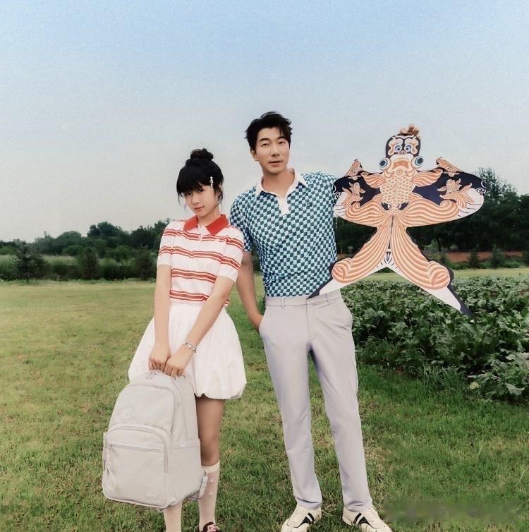 张亮带着小女儿拍杂志封面，照片一出来，很多人第一眼就盯住了孩子的个子。11岁，站