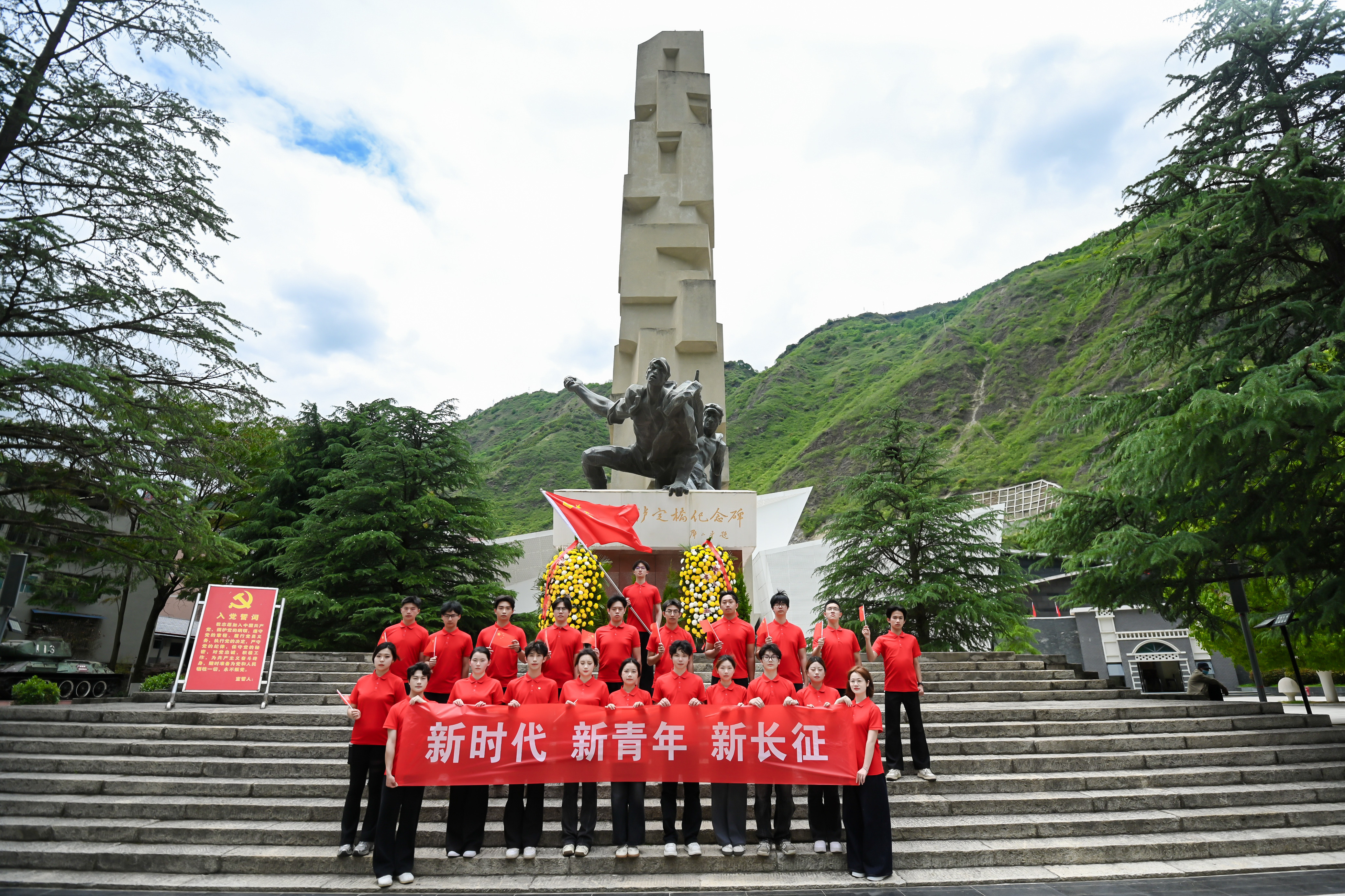 四川人对泸定桥应该都不陌生，但真正站到桥上，看着脚下的大渡河，才会明白“飞夺泸定