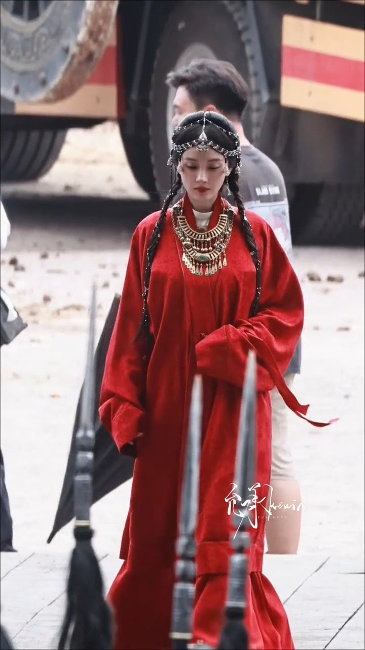 一袭红衣似火和鲜艳红衣绝配的娷娷🥰🥰杨幂冯娷红衣麻花辫造型杨幂冯娷一袭红衣似