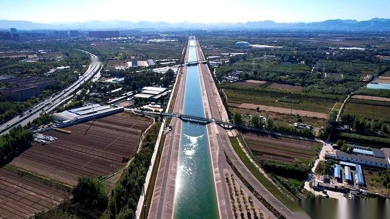 我小时候，听长辈说我们这儿的河早就死了，干得底朝天。现在你跟我说，它连着流了5