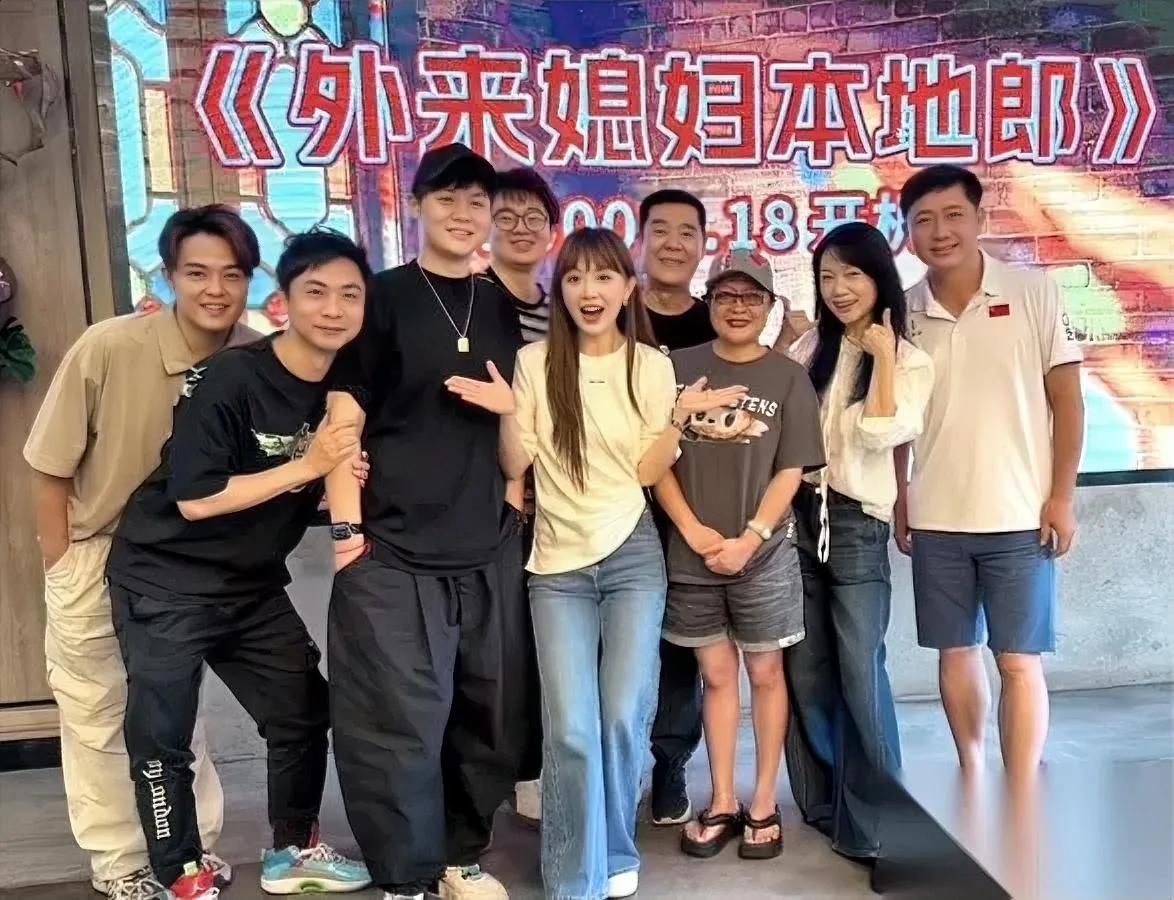 挣钱嘛，不寒碜。这话真没说错。你看康天庥上次被珠江春晚吐槽成那样，转头还