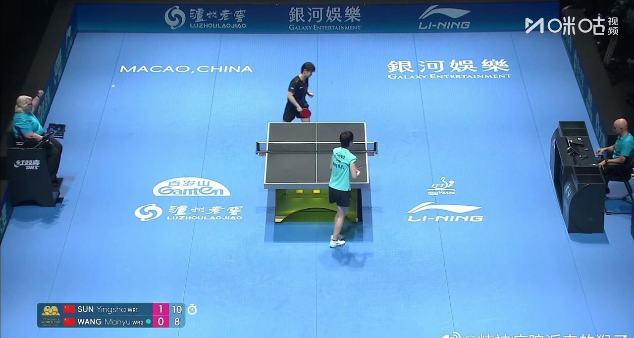 连丢两局的曼昱🇨🇳第三局叫了暂停，前两局孙颖莎11-9，11-8领先王曼昱