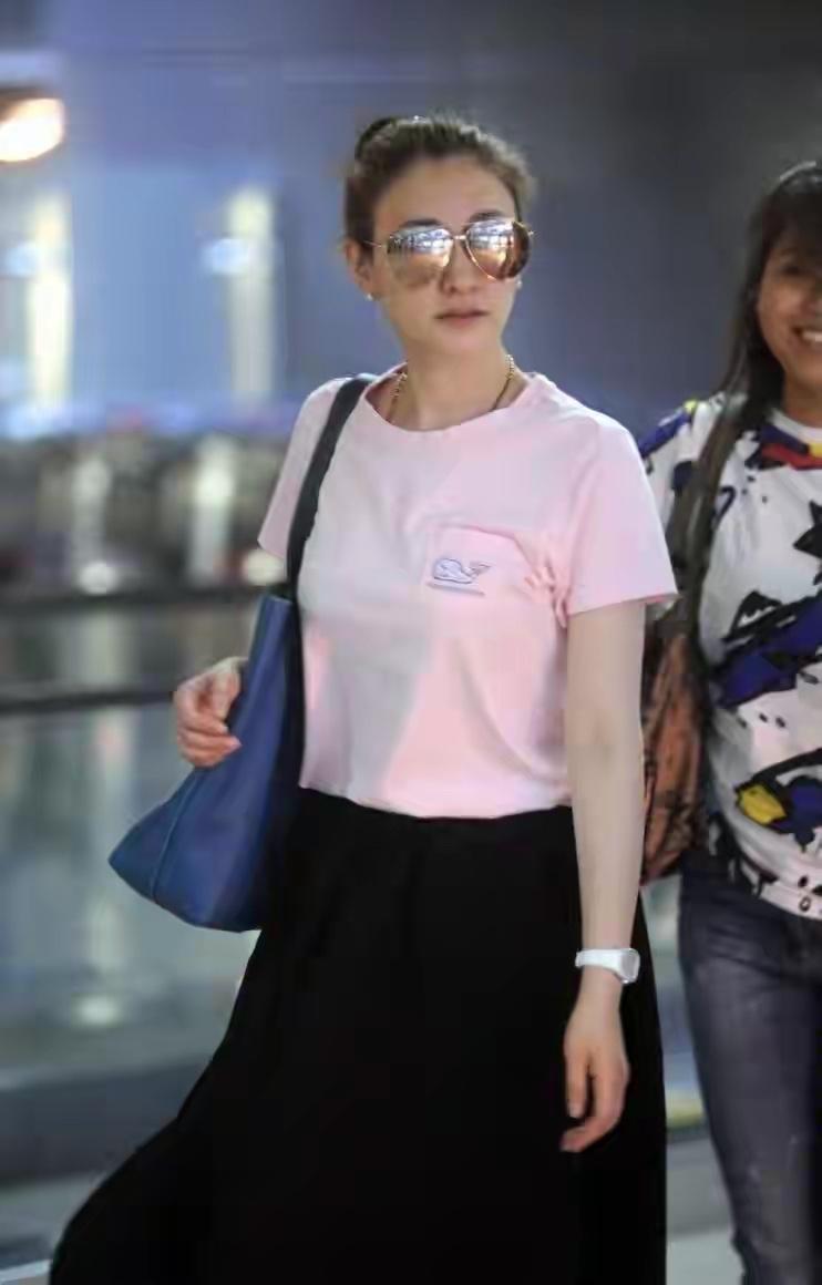 李小冉选了一件浅粉色短袖T恤，这种低饱和度的粉色一点都不挑人，反而衬得她皮肤