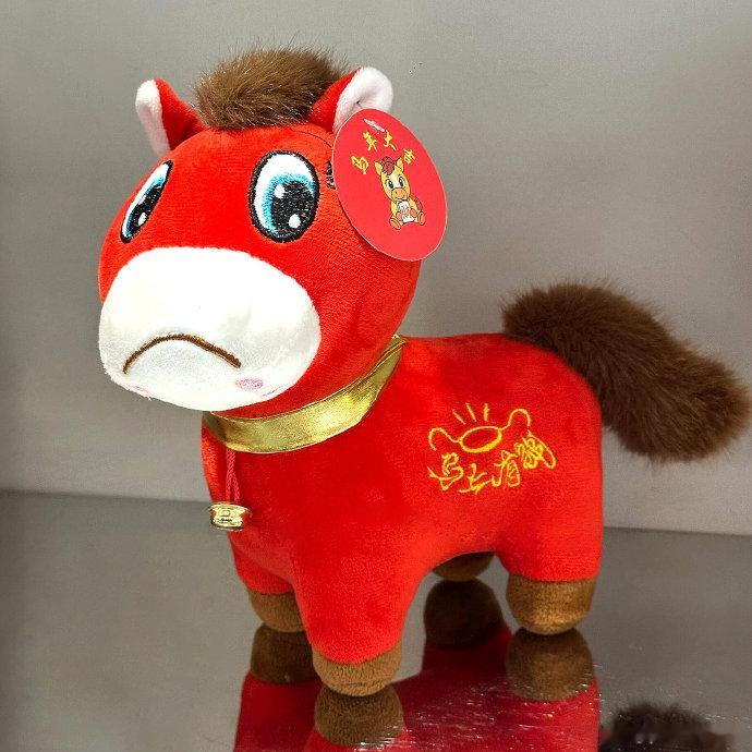 义乌老板娘玩偶缝反催生爆款哭哭马