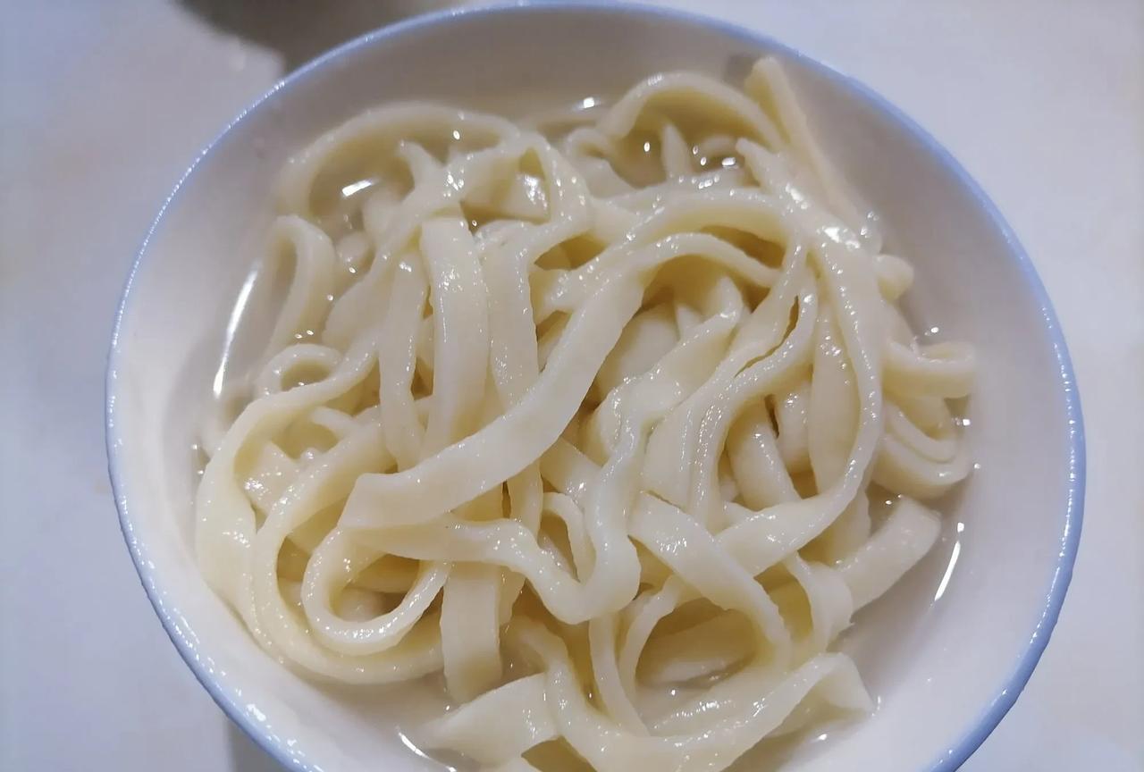 今天回老家母亲知道我喜欢喝她擀的手擀面晚餐主动给擀了手擀面擀好后我看她擀