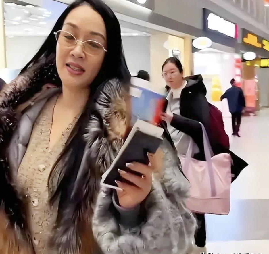 机场安检门突然发出蜂鸣。不是金属。是那件棕灰色皮草在反光。钟丽缇拖着它走过