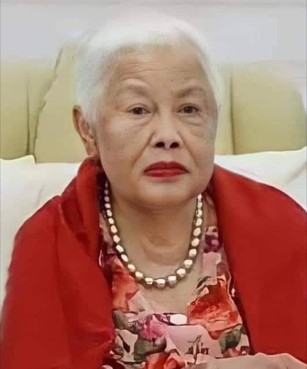 诗丽吉中年身材发福，跟年轻时候判若两人诗丽吉年轻时颜值惊艳，堪称绝美。然而中年