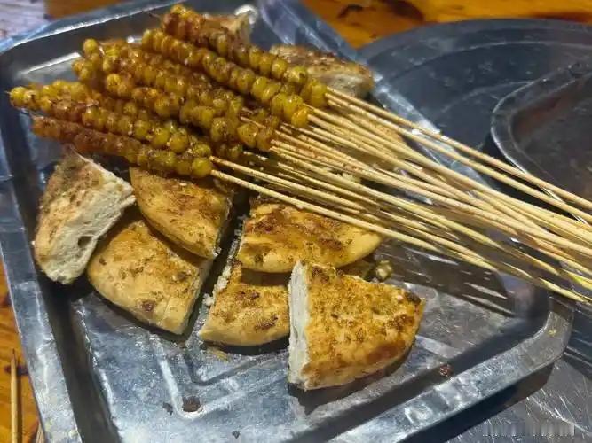 辽宁大连，一家烤肉店搬迁提前关停外卖端口。万万没想到，外卖平台瞒着店主私自调成
