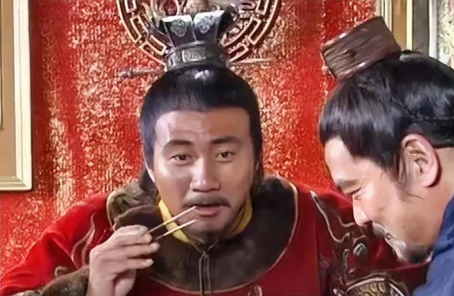 朱元璋将两块金子塞给大舅子郭德成：“这是我赏你的，你不要告诉别人。”话音落下时，