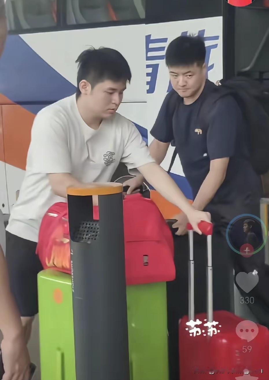 国乒大部队浩浩荡荡出发前往上海崇明岛封训基地了！这次国乒兵分几路出发封训。昨