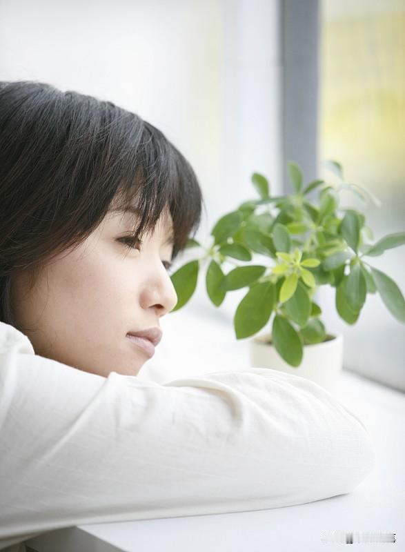 植物神经紊乱会带来不少问题。睡眠方面，入睡变得困难，睡眠质量直线下降，还频繁早醒