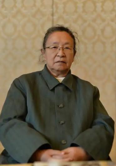 1976年伟人离世后，一位衣着破旧的妇人每逢毛主席诞辰便排队瞻仰纪念堂，坚守二十