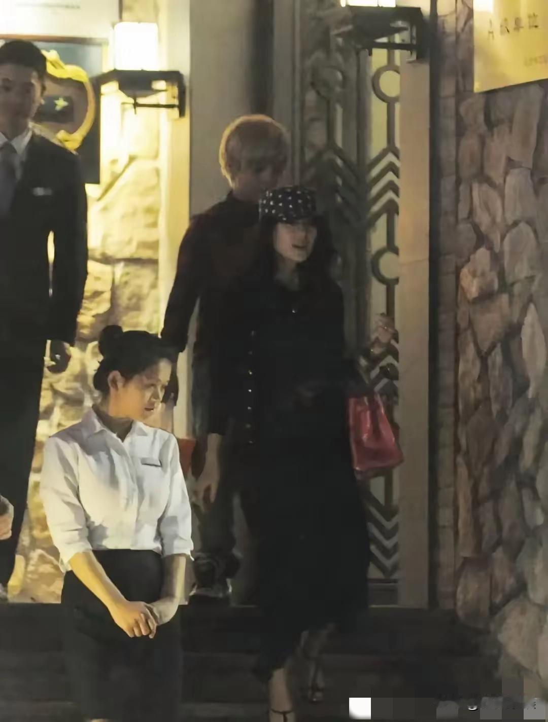 章子怡，登上热搜！章子怡又上热搜了！深夜从三里屯高端会所出来，穿皮衣戴墨镜，