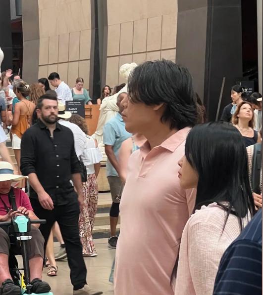 秦昊带伊能静逛博物馆，两人粉色情侣装，秦昊挺着大肚子头发出油，伊能静臀部臃肿。