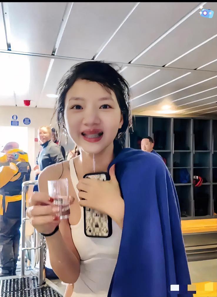 现在全网最懵的估计就是任敏了吧让她没想到的是，她发布的南极跳水视频评论区都在