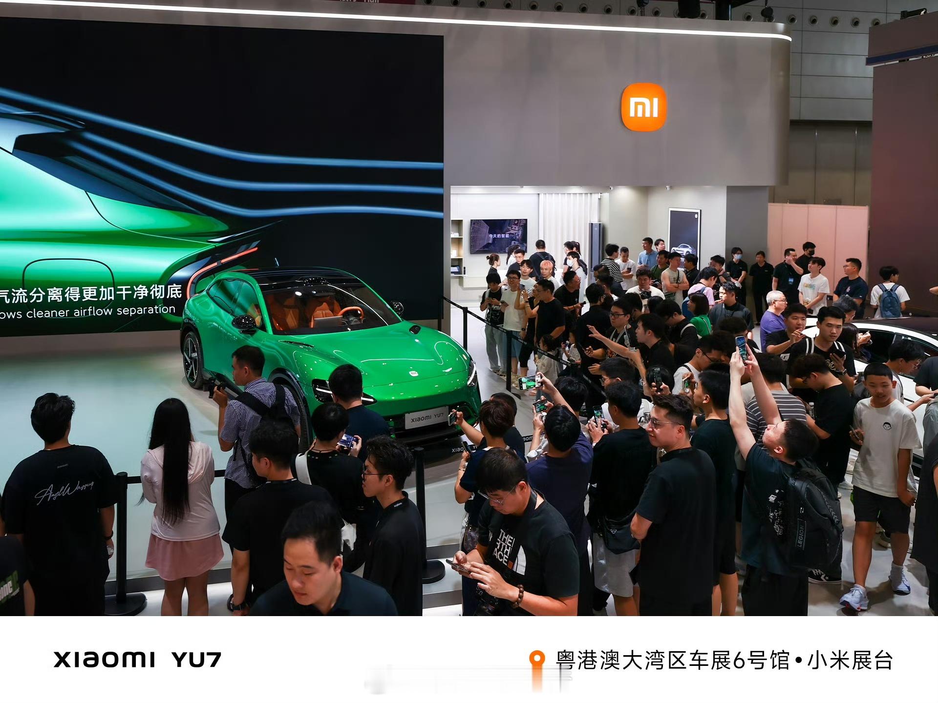 最近被粤港澳车展上的小米YU7刷屏了。看了不少媒体和现场参观者分享的照片和视频，