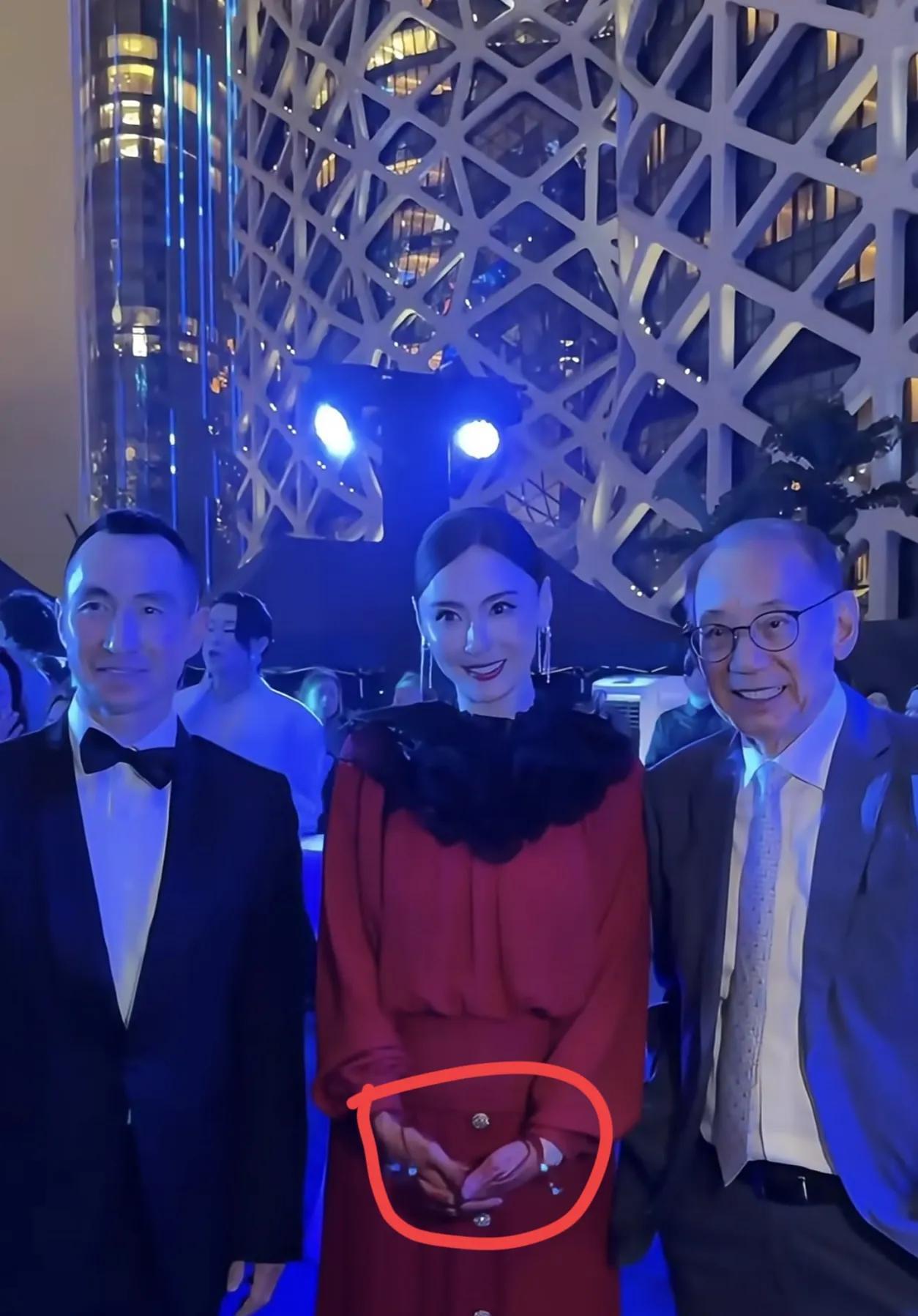 张柏芝最近一反常态以前她都不出席港澳地区的活动现在她不仅直接出席了活动，穿的