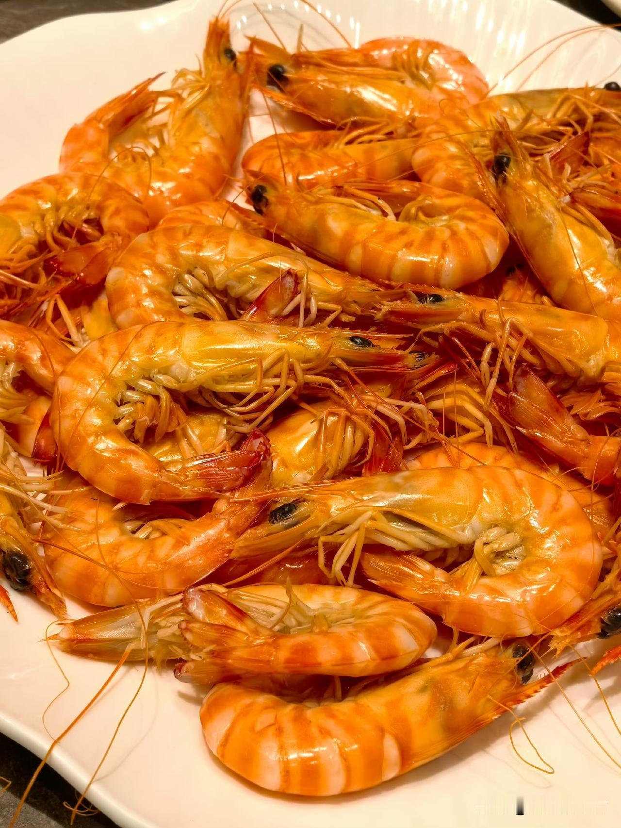 今日晚餐美食分享今日餐桌的美味暴击：油润锃亮的白灼虾裹着鲜甜水汽，卤味拼盘里的金