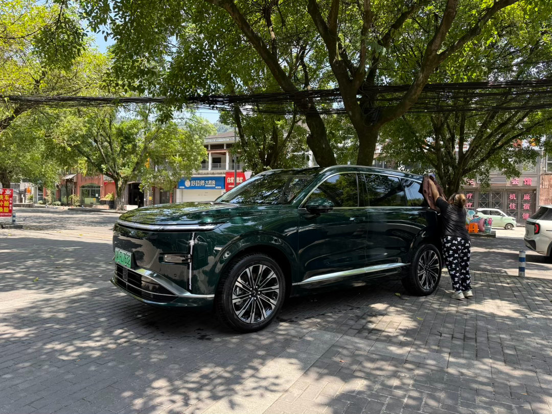 今天出来试驾拍车，洗车的时候老板问我：五菱什么时候出了这么大一款车？我回答：就这