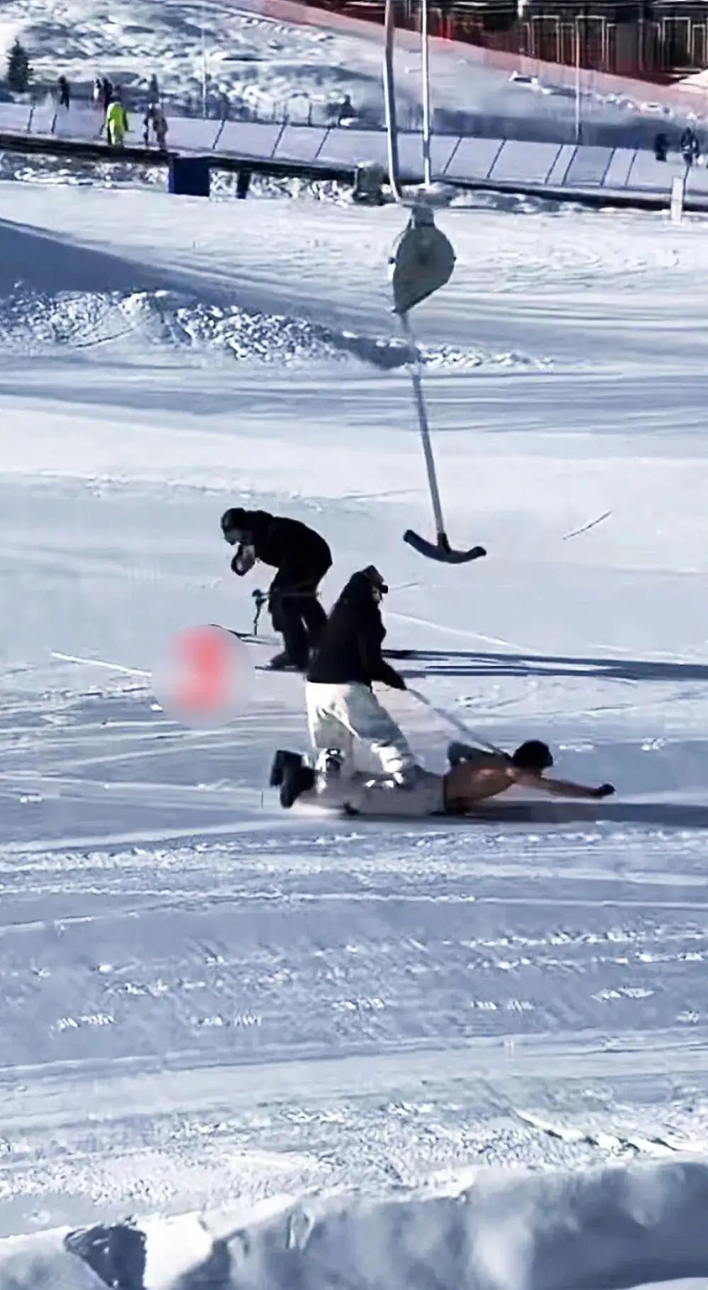 新疆阿勒泰雪场惊现危险一幕，女子牵绳拖赤裸男子滑行引关注。1月5日，将军山滑雪度