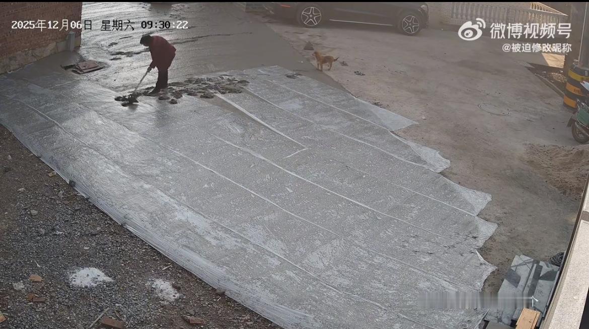 一老太把村民集资修的水泥路大肆破坏，理由是修路占了她家的地，显然是想要补偿。事发