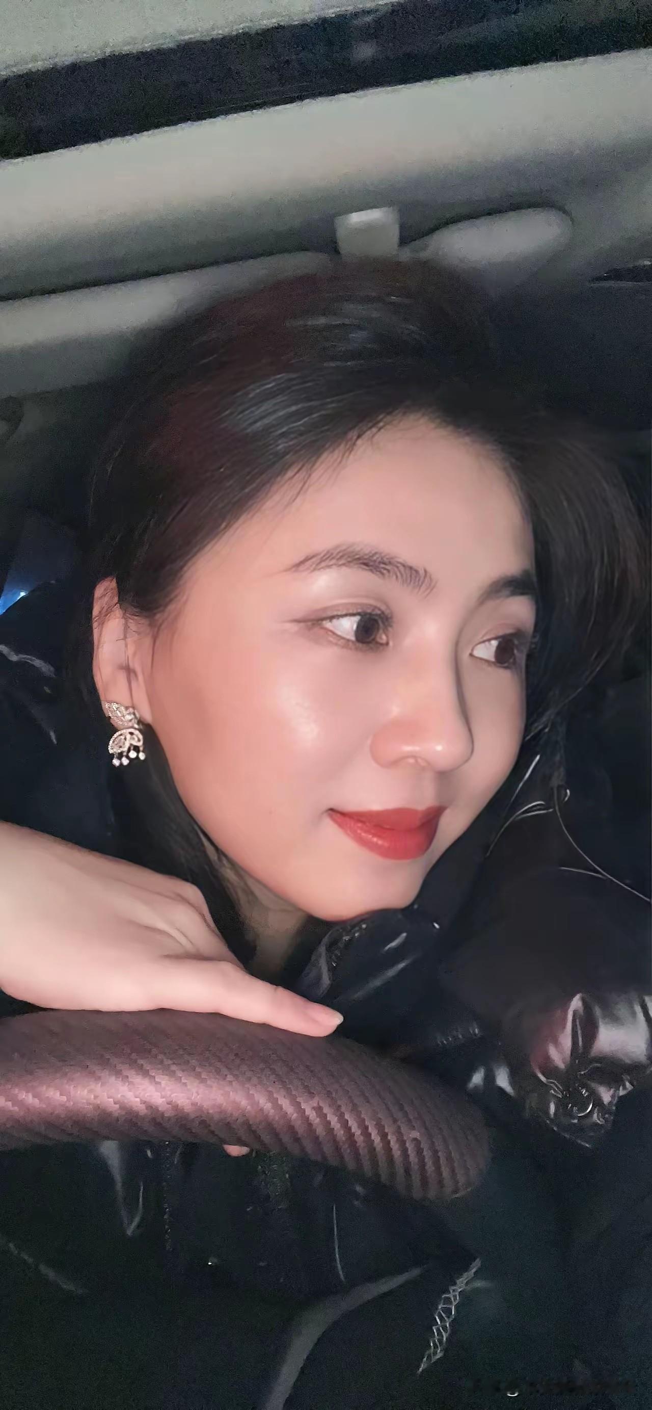 开车开车女生开车的状态现实开车技巧女孩要学会开车开车现状女性开车女生