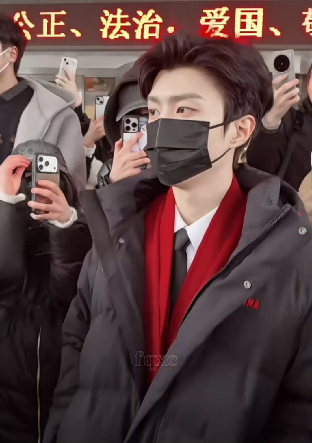 范丞丞春晚联排红西装路透盘靓条顺的大帅哥穿红色太适合啦！！！期待这个范丞丞！