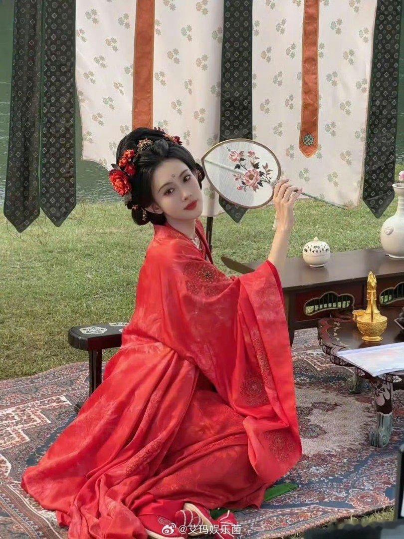 孟子义暮晚摇甘为女王裙下臣孟子义的暮晚摇，绝了！预告里那动作，风情万种，上位者