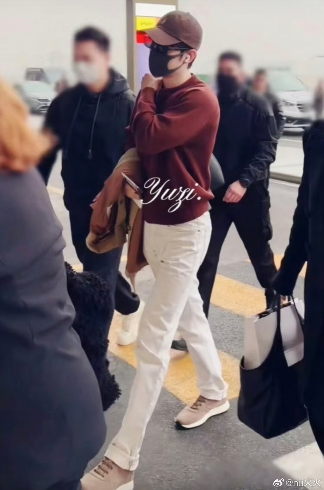 说肖战今天这一身是战爸亲子装·超模版～哈哈哈哈肖战