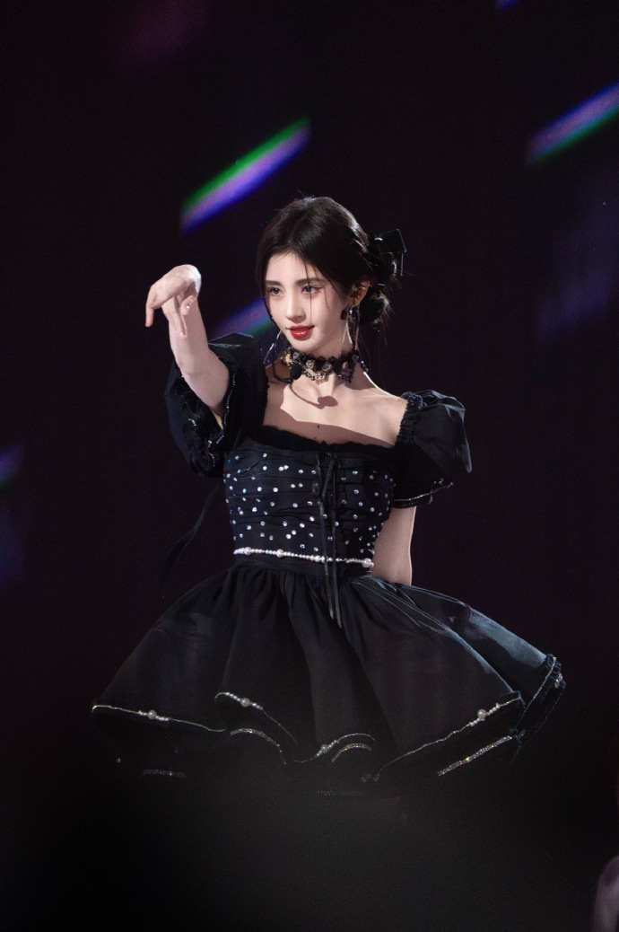 鞠婧祎和杨超越发生了什么，大家觉得谁更出圈