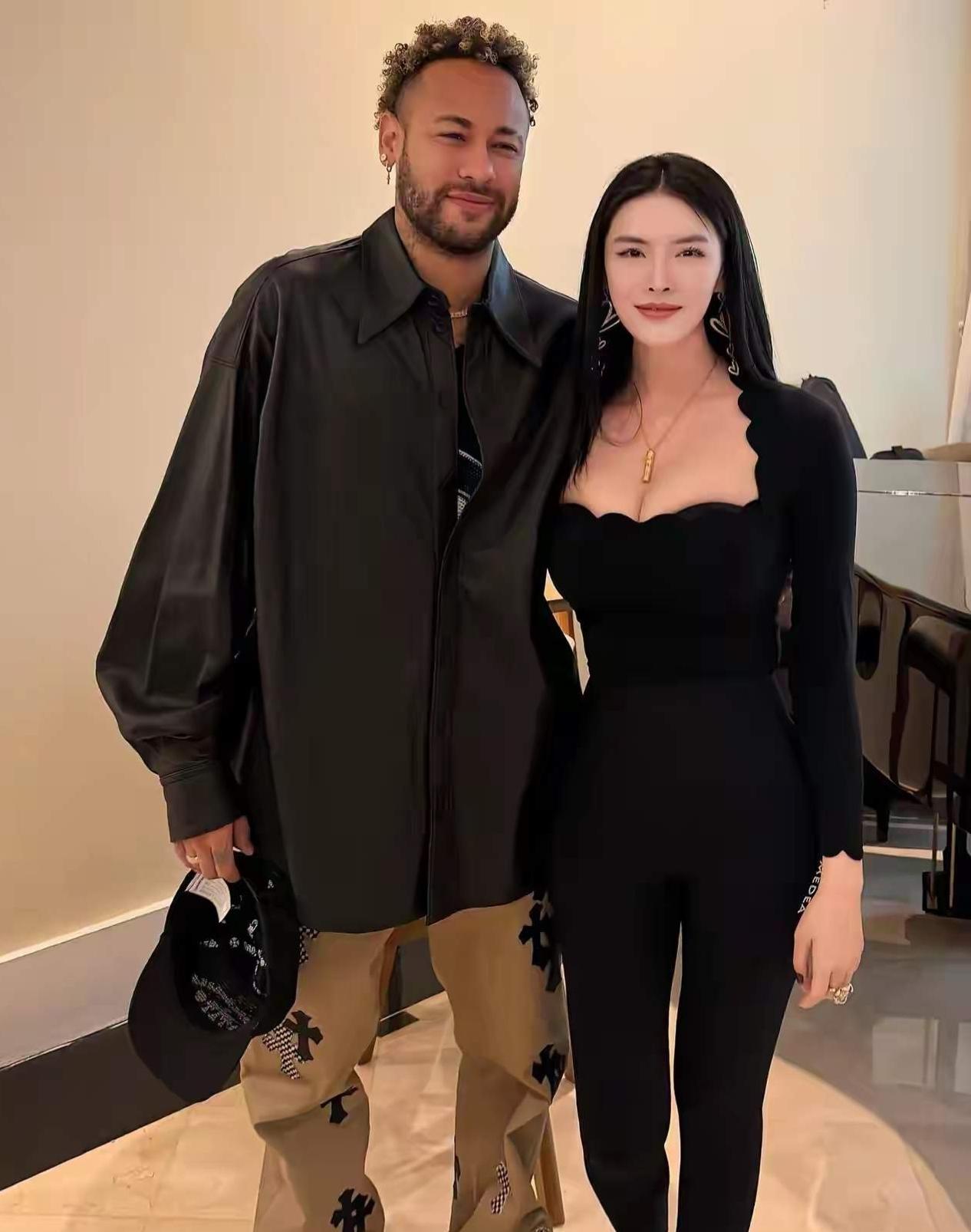 国足有希望了！中国女网红主动献吻内马尔，配文“和老公在一起”。近日，国内一名女