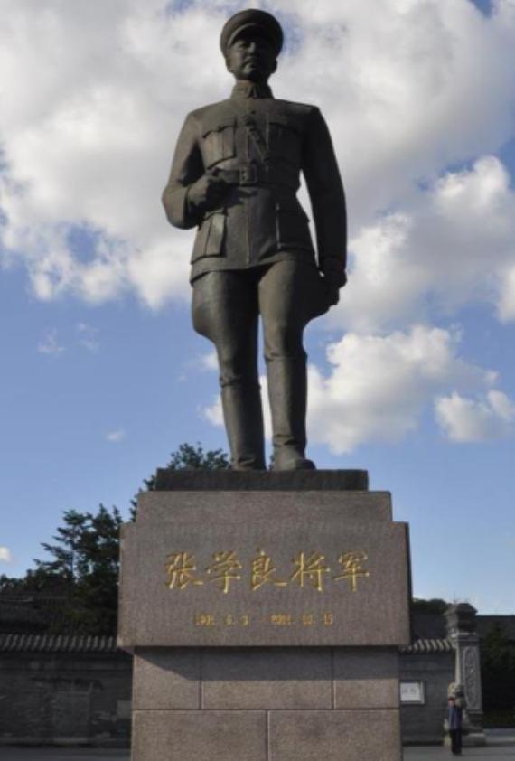 张学良放到现在相当于什么级别？说实话，用现代官职去套他，根本套不上——因为他的权