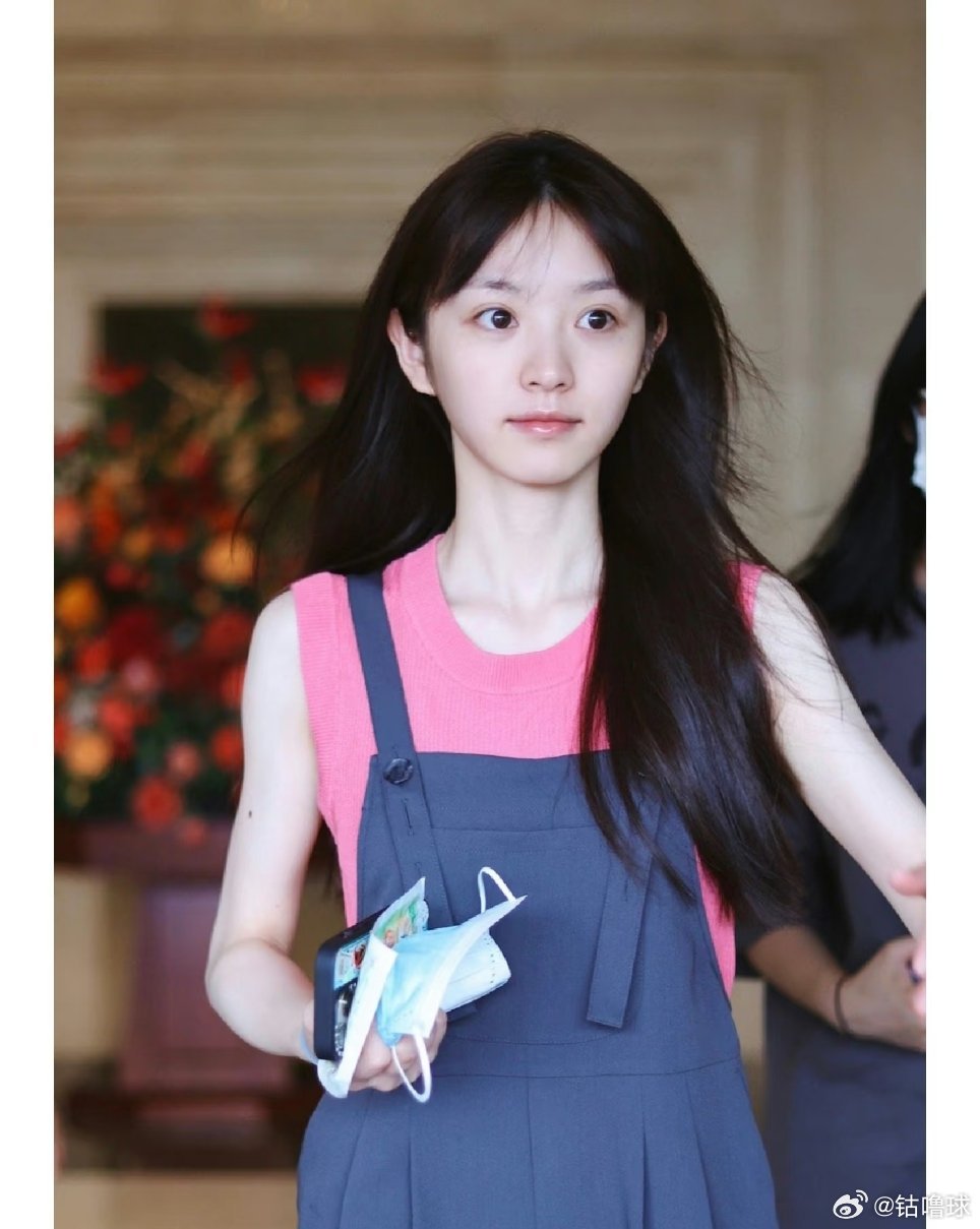 田曦薇素颜也是好好看，大眼萌妹子。